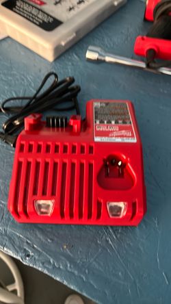 Cargador Milwaukee