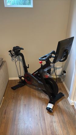 Peloton Indoor Exercise Bike with Screen and 2 shoes