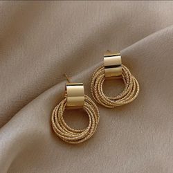 New Stylish Minimalist Stud Earrings with a Fashionable Ins Cold Style, Featuring a High-End And Elegant Geometric Multi-Layer Circular Design