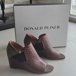 NEW - DONALD PLINER WEDGE SANDALS 7M