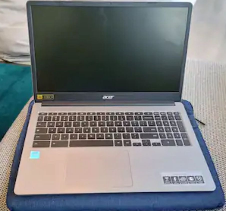 (4) Acer Chromebook 315 W/chargers and cases