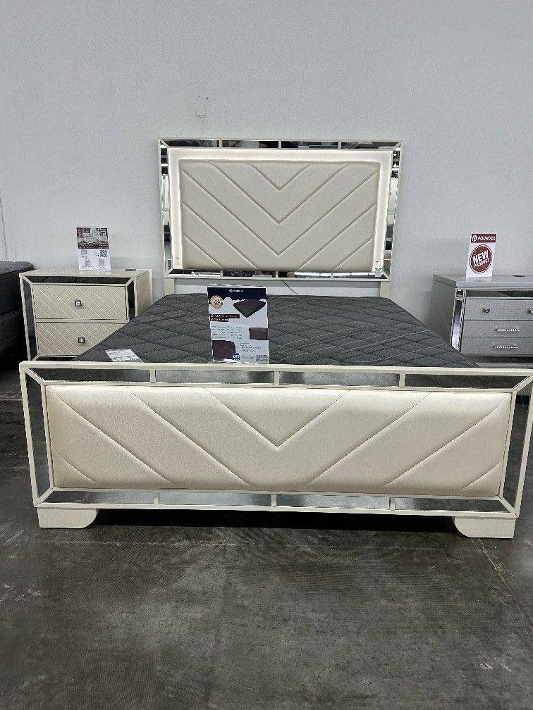 King Bed
Built-In LED Lights / Mattress Included