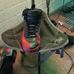 Authentic Air Jordan 12 Retro in the classic Black / Gym Red colorway.
Men’s size 10.5.