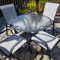 Outdoor 40 In. Round table And 4 Chairs 