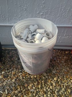 5 gallon bucket full of pipe fittings. Mostly 3/4 inch.