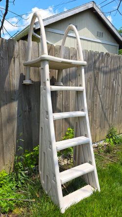 Pool ladder