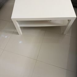 WHITE TABLE FOR LIVING ROOM LOOKS BRAND NEW