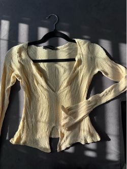 PrettyLittleThing Pale Yellow Ribbed Knit V-Neck Top