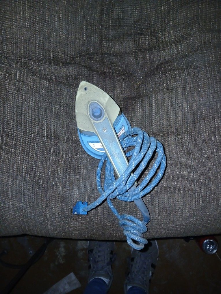 1970s Sunbeam Mini Steam Iron: Vintage Travel Quilting