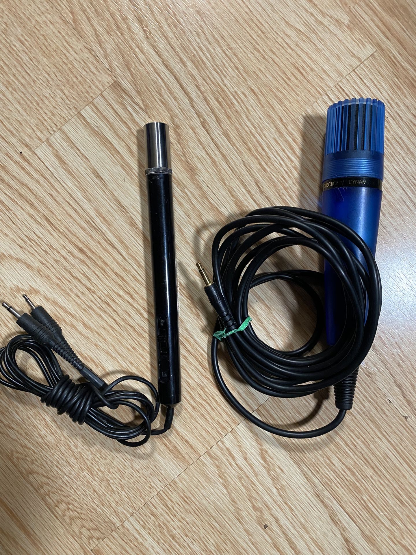 2 wired Mics