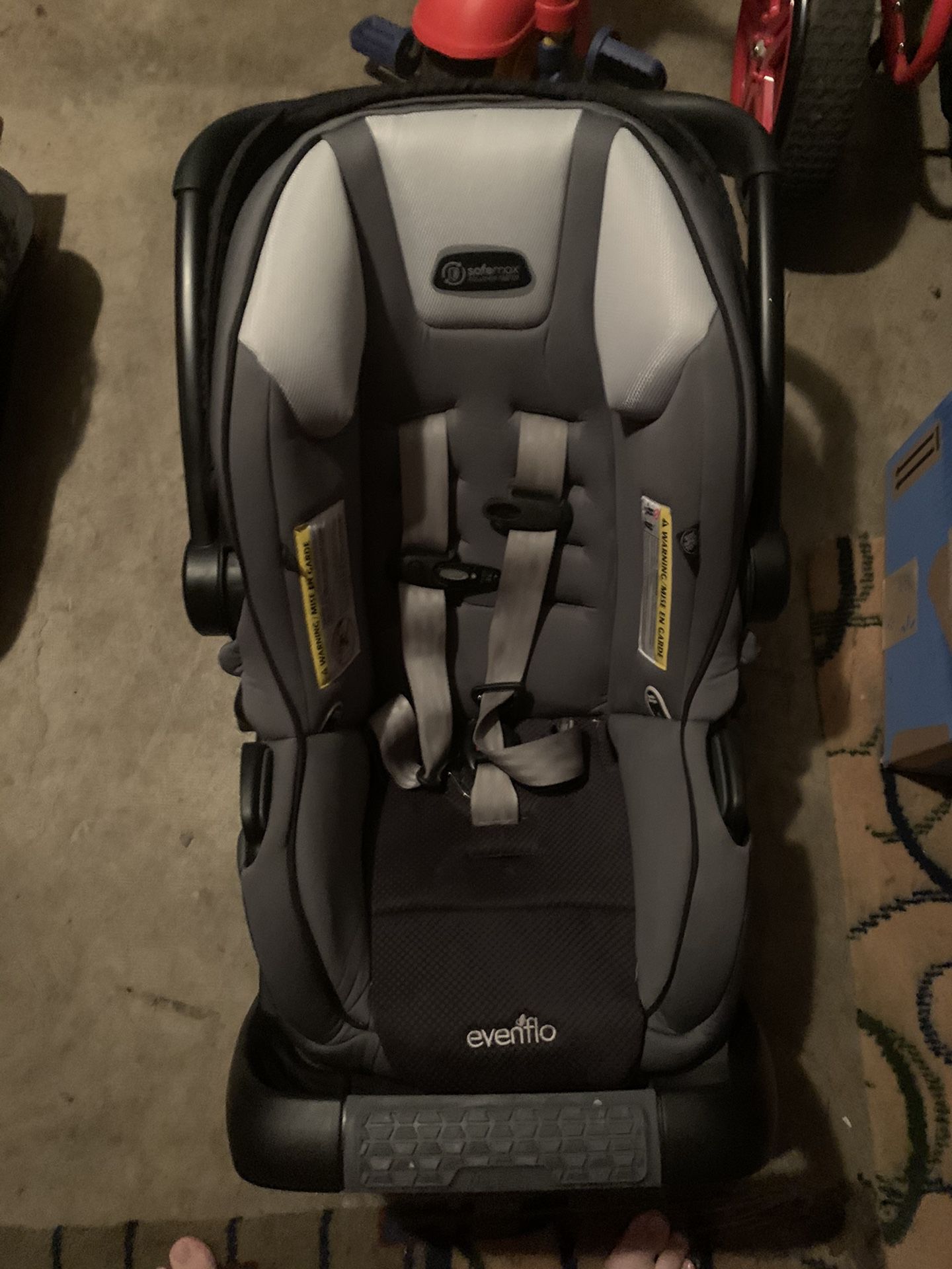 Evenflo Safemax infant car seat with a base.