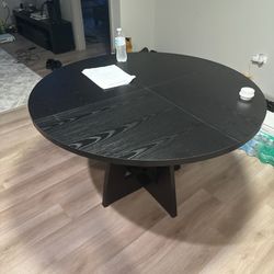 Table With 4 Chairs Needs To Be Picked Up $425 Obo