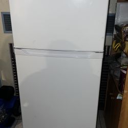 Insignia refrigerator 