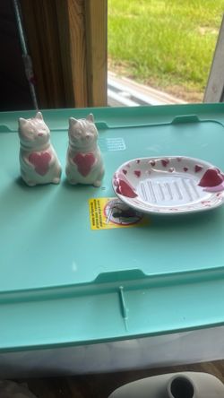 Pink cat salt and shaker