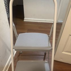 Rubber Maid. 2 Step Stool