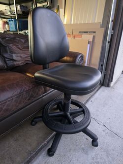 Barely used ergonomic black office chair, adjustable height, excellent posture support