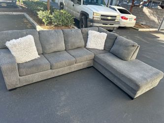 Perfect condition gray Ashley’s sectional couch !!