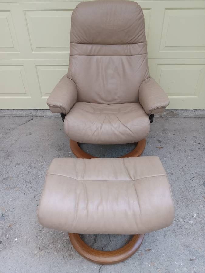 EKORNES STRESSLESS RECLINER CHAIR AND OTTOMAN