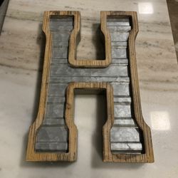 H initial decor
