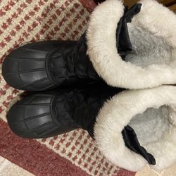 Black Ladies Snow Boots With White Faux Fur Inside