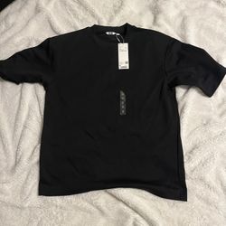 Uniqlo black T-shirt