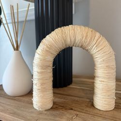 NWT • Raffia Arch Decor