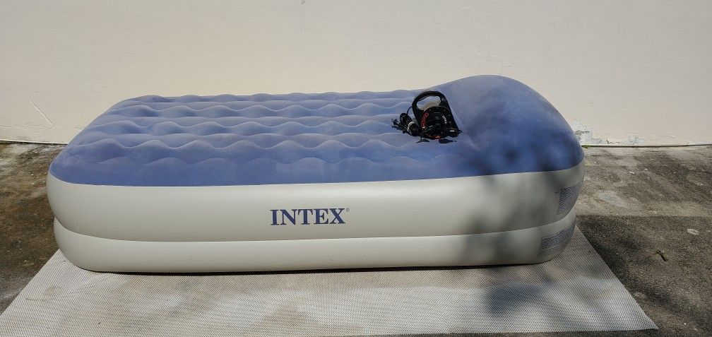 Intex Dura-Beam Standard Pillow Rest Air Mattress 18" Twin with Pump