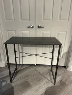 DESK/ MODERN/ COMPUTER DESK/ IN GREAT CONDITION