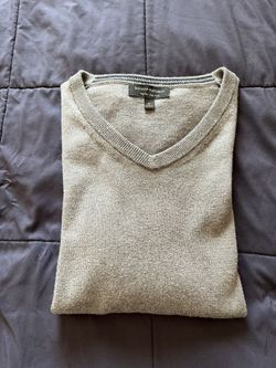 It’s Very Good Sweater It’s For Men’s Made By Banana Republic The Color Is Grey. The Size Is Medium.