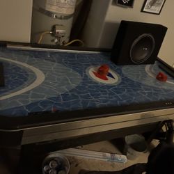 Air hockey table
