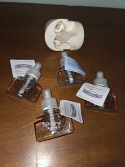 Yankee Candle ScentPlug Diffuser That Uses 2 Secentplug refill at once & 4 Refills