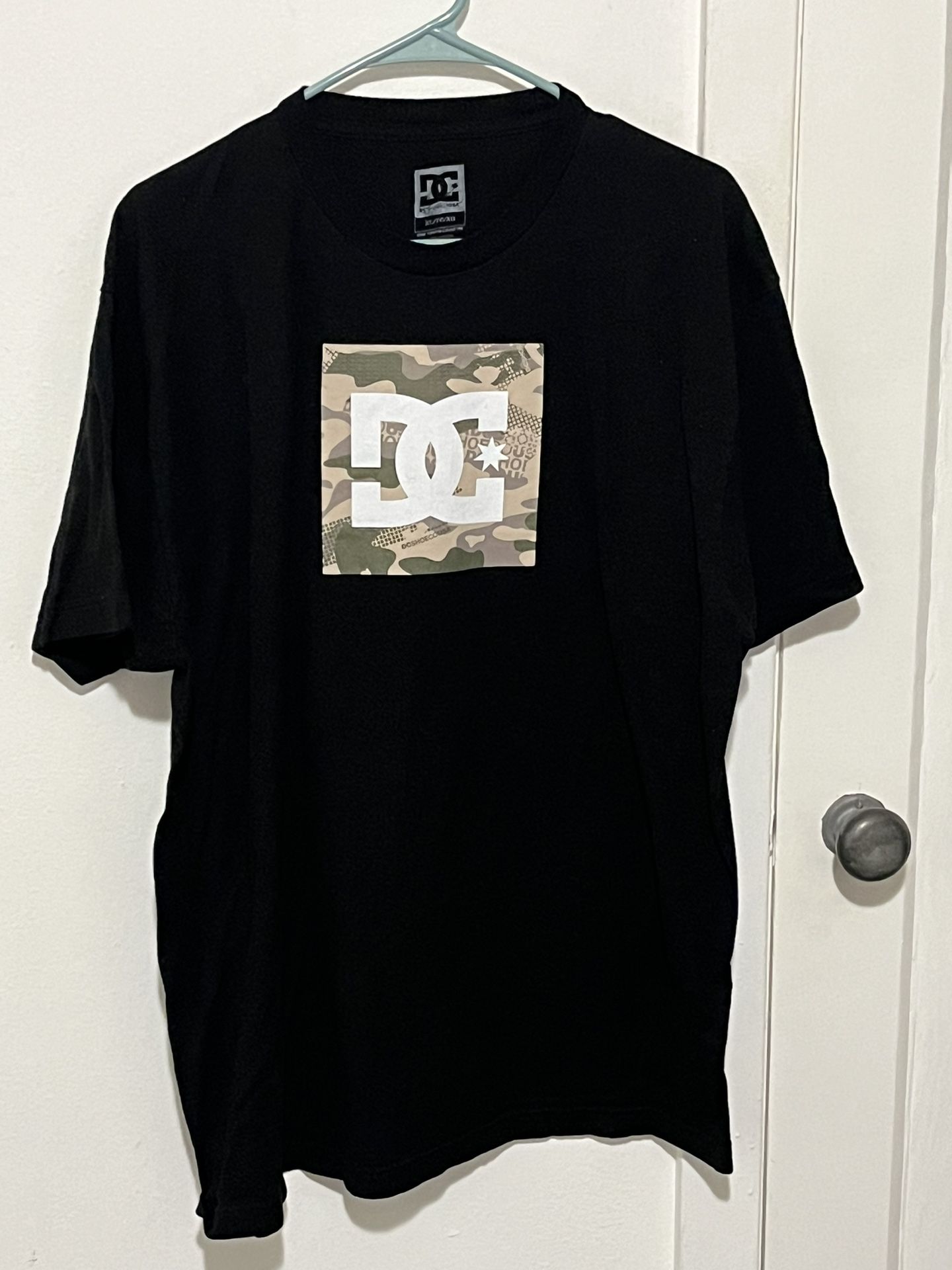 DC Black T-Shirt Camo Logo