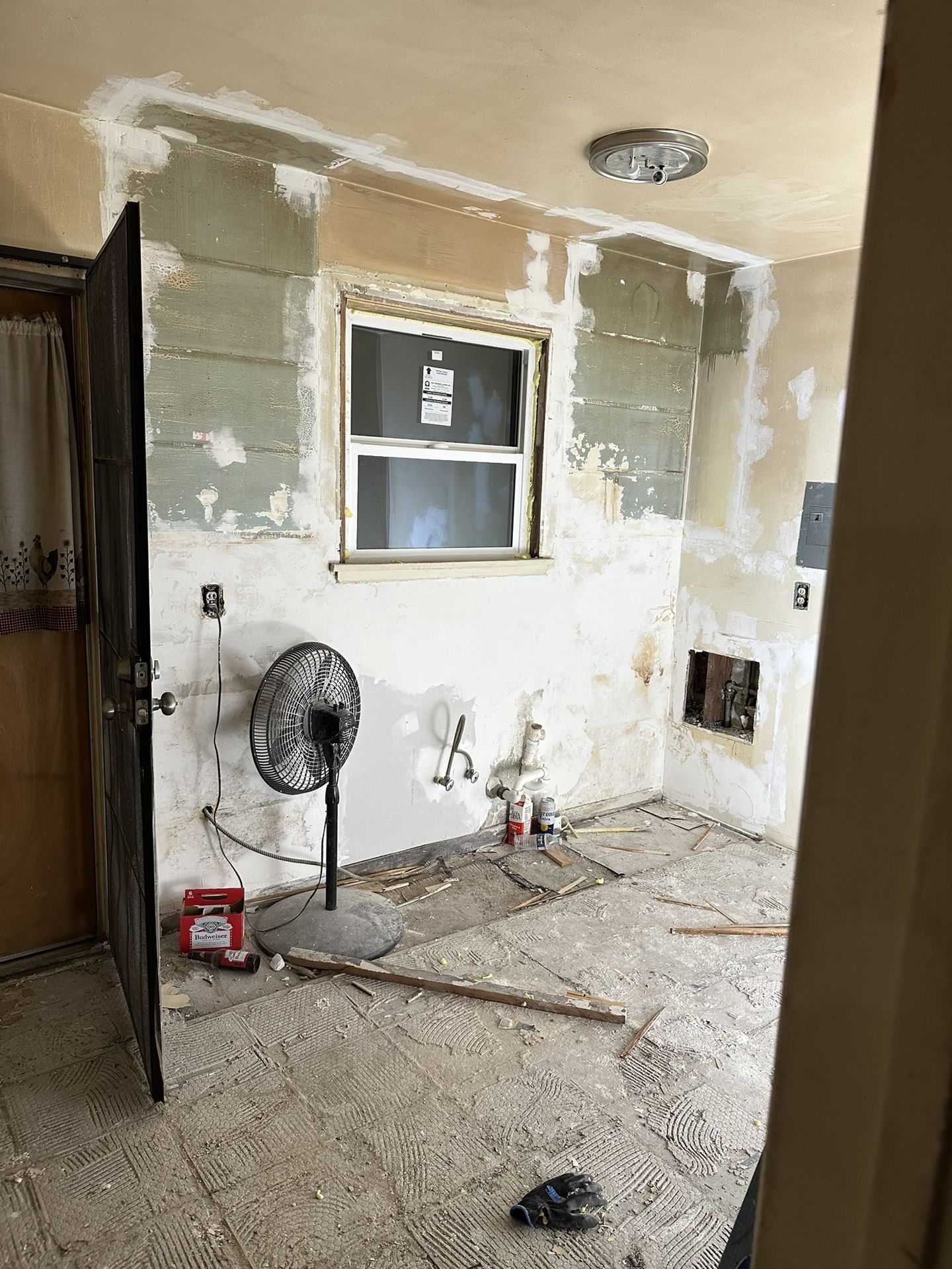 A Handyman Service Repair & Remodeling Specialist 