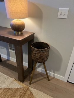 Planter basket with legs