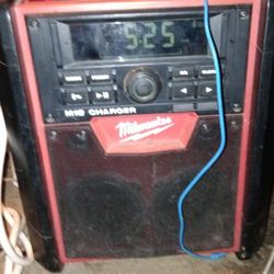 Milwaukee JOBSITE RADIO/CHARGER