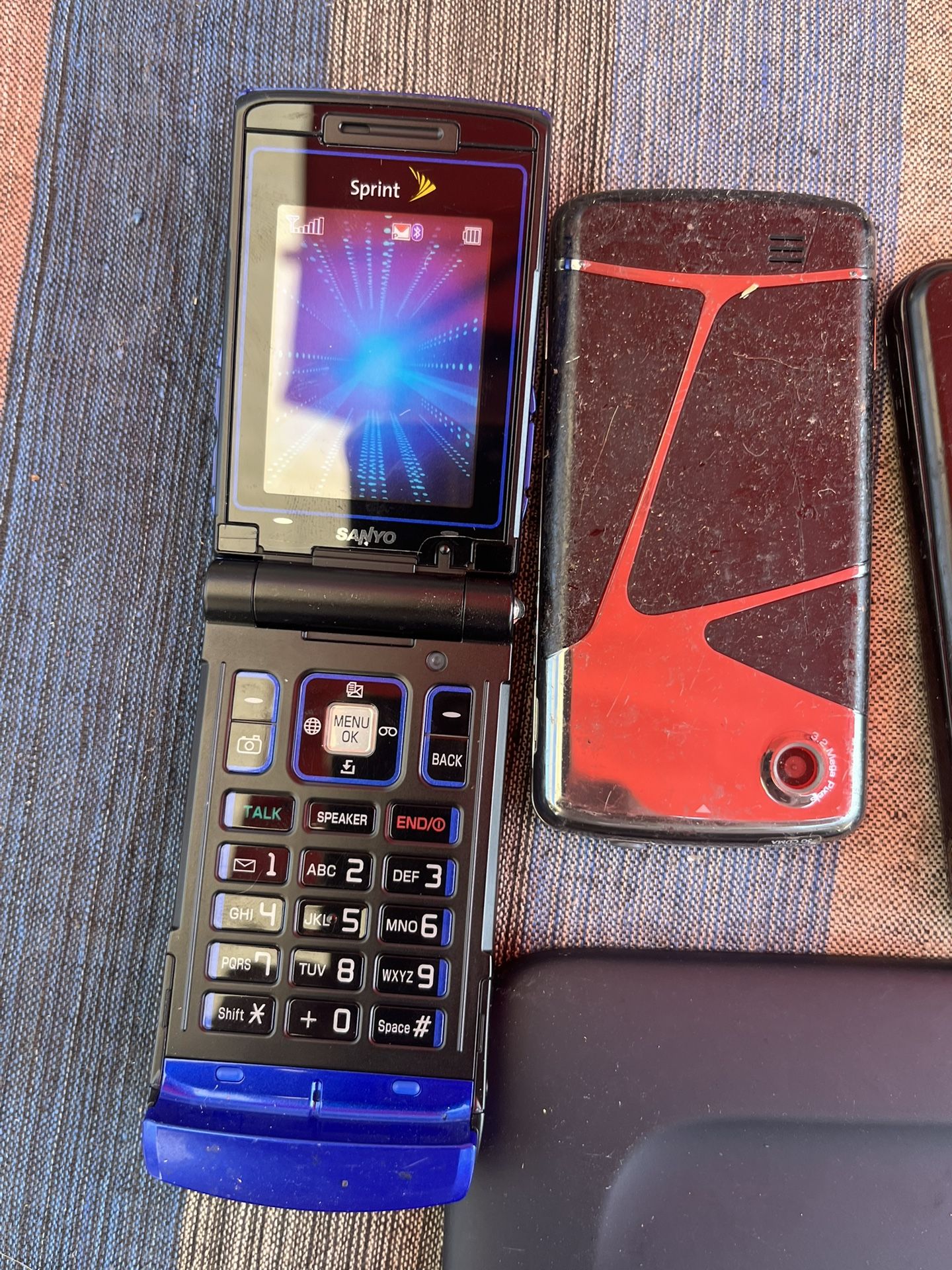 Title: Lot of 5 Vintage Cell Phones & Nook Tablet – Display Models Only (No Electronics Inside) Description: This is a lot sale of five vintage devic