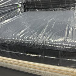 KING SIZE SIMMONS BEAUTYREST BLACK HYBRID SERIES 2 (PLUSH) MATTRESS & BOX SPRINGS BED SET