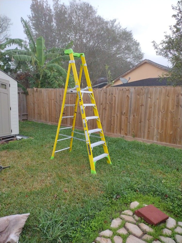 Louisville FCP1406HD Platform Stepladder,9 ft. 3" H