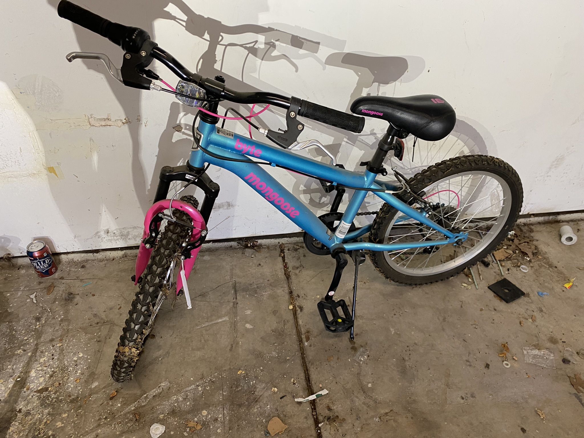 Mongoose Byte Mountain Bike, 20" wheels, 7 speeds, girls frame, ages 6 and up, Blue And Pink