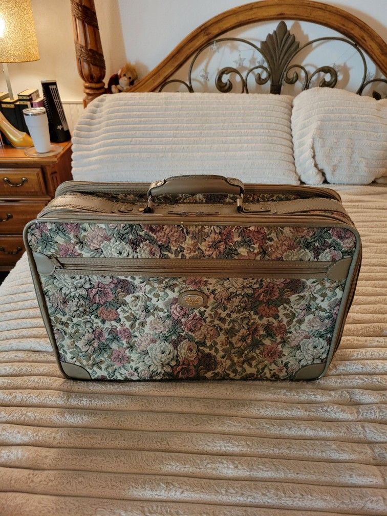Vintage Suitcase. Separate Zip Up Compartments.