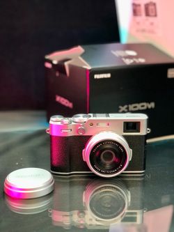 FUJIFILM X100VI Digital Camera / Fujinon 23mm f/2 Lens