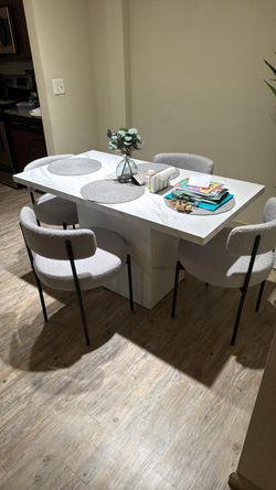 Dining Room Set 4 chairs.