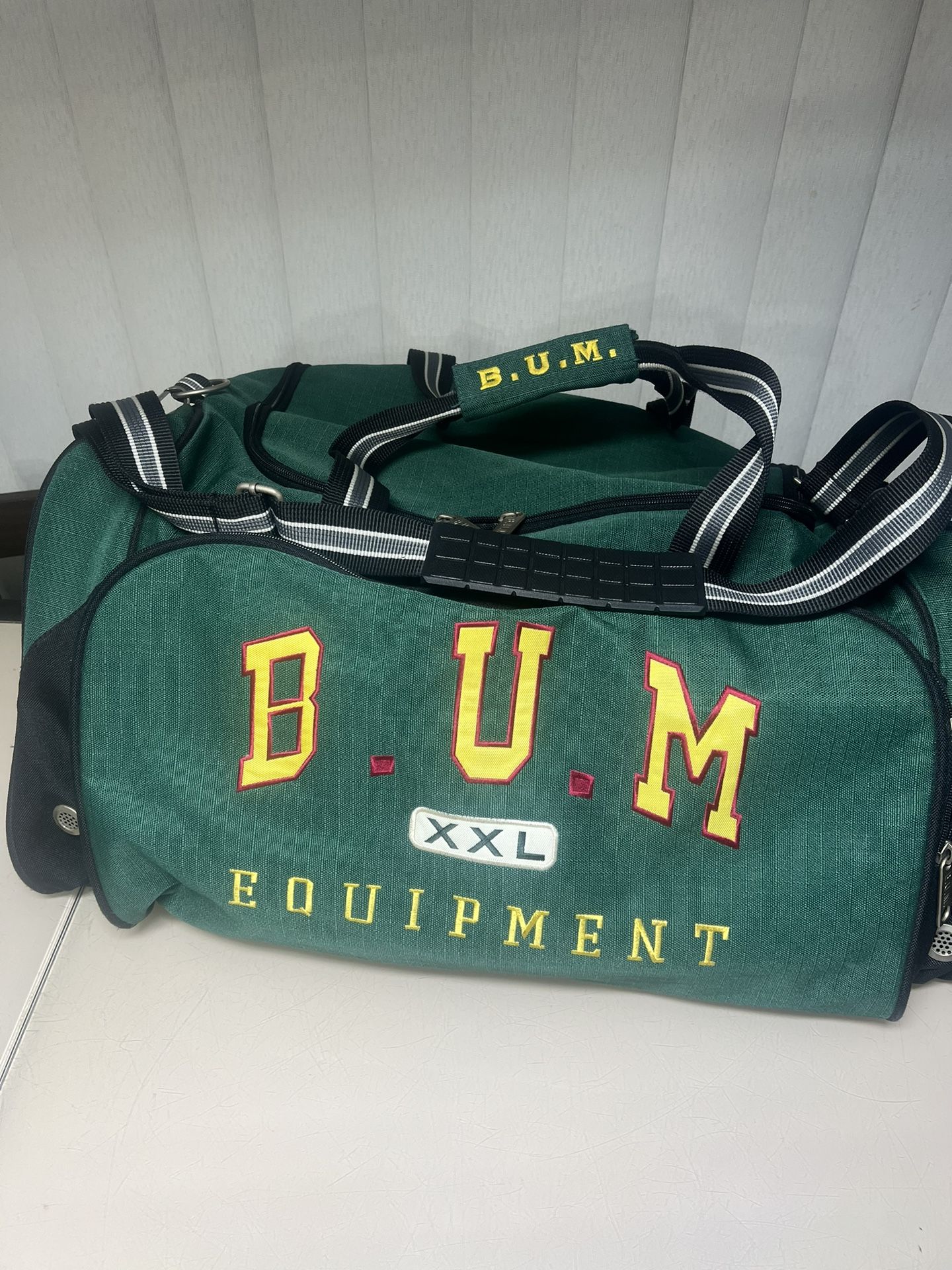 Vintage Green 90's Bum Equipment XXL Duffle Gym Bag B.U.M. With Shoulder Strap. Used in very good condition. Be the one to grab this vintage piece!