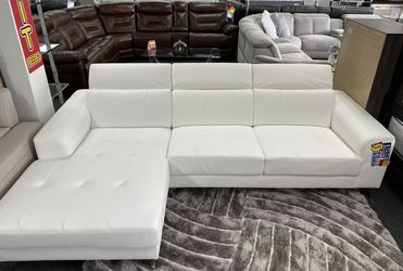 Modern White Sectional Available Now $1,299 W/55inch TV/Seccional blanco moderno disponible ahora $ 1,299 W / TV de 55 pulgadas