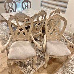 Dining table and 6 Chairs