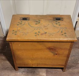 ●○●○Vintage Stenciled Wooden Storage Chest