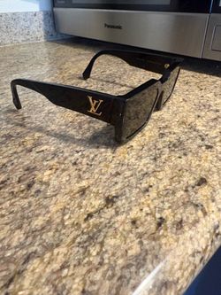 ALMOST NEW LOUIS VUITTON SUNGLASSES