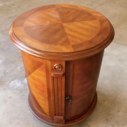 Neoclassical Round Drum Wood End Table with Storage