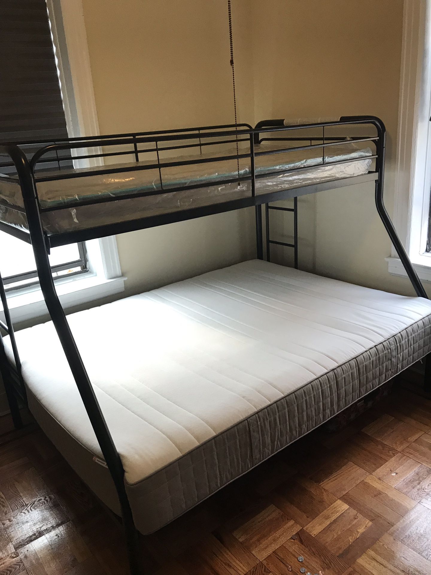 Metallic bunk bed with mattresses