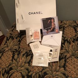 Chanel https://offerup.com/redirect/?o=UGFyZnVtLk5ldw== In A Sm Bag W/accessories 